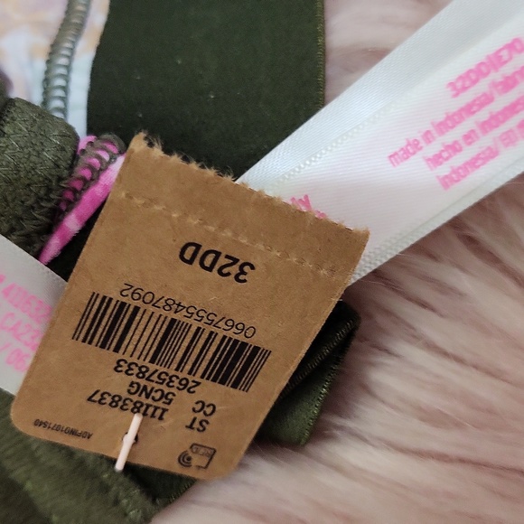 New Listing!! Brand New PINK Victoria's Secret 32DD Bra-& VS Thong-XS - Picture 4 of 6